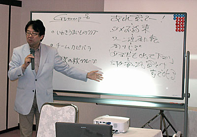 ホワイトボードを使用しながら説明する長谷川先生